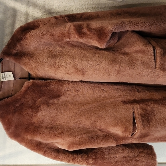 UGG Remy Reversible Shearling Coat. Retail Price$1'995  Color:sephia film. - Picture 10 of 15